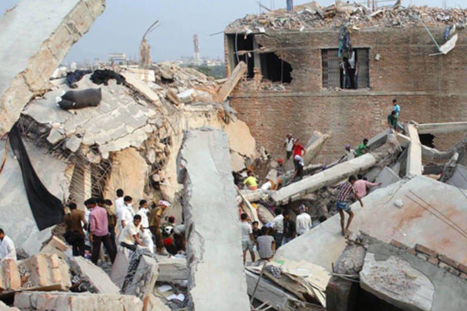 Desabamento de prédio mata mais de 120 pessoas em Bangladesh