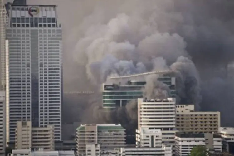 Maior shopping no centro da capital tailandesa, Bangcoc, ameaça desabar após incêndios que antingiram o local (.)