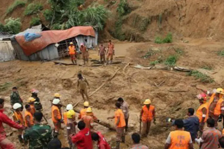 O Exército foi mobilizado para ajudar nas operações de emergência na região montanhosa de Chittagong, em Bangladesh
 (AFP)
