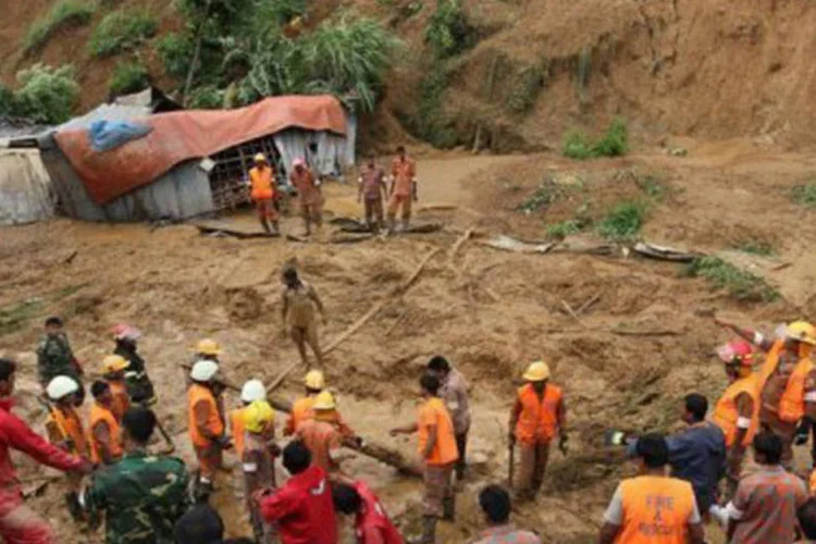 
	Opera&ccedil;&otilde;es de emerg&ecirc;ncia na regi&atilde;o montanhosa de Chittagong, em Bangladesh: pa&iacute;s sofre com o aumento de salinidade no solo
 (AFP)