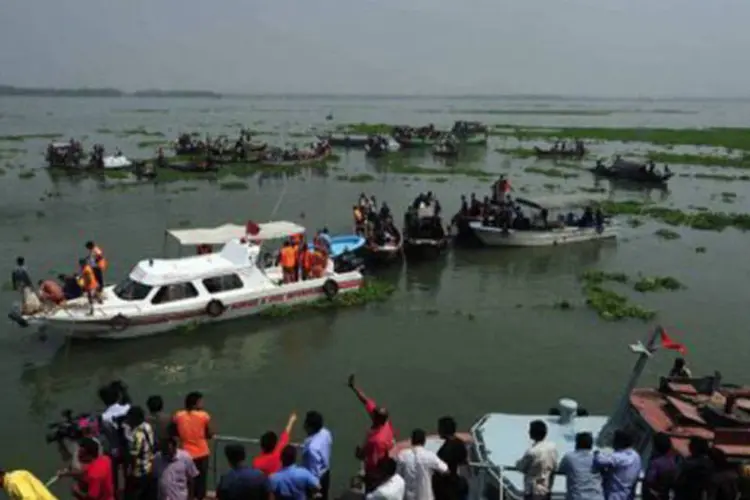 Resgate em Bangladesh: o mal estado das embarcações e as precárias medidas de segurança são motivo frequente de acidentes na região
 (AFP)