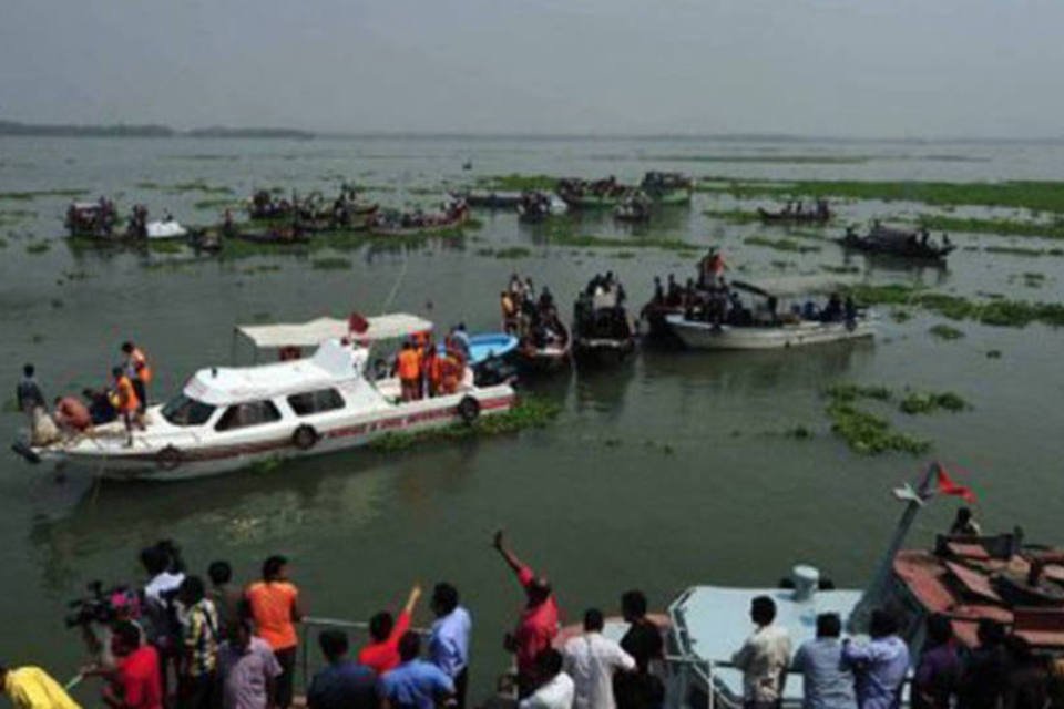 Equipes resgatam 142 corpos após naufrágio em Bangladesh