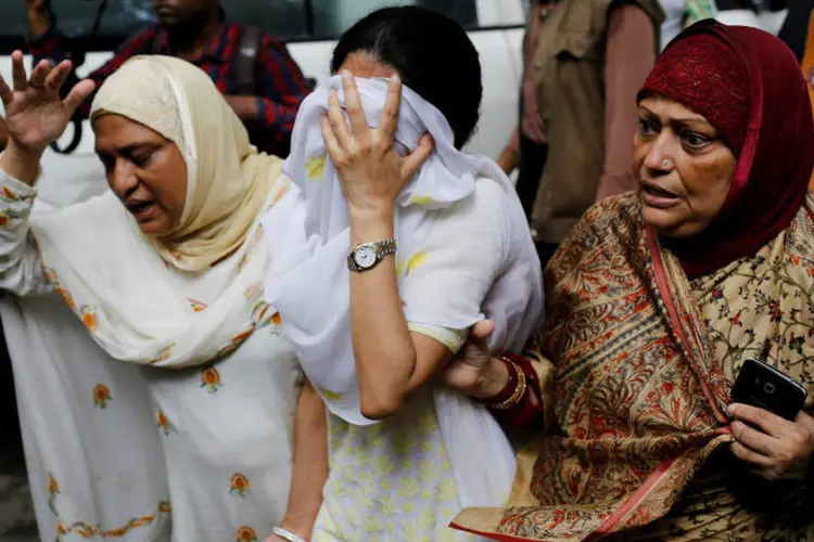 Pessoas chocadas com ataque em Bangladesh: maioria dos 20 mortos pelos militantes no restaurante eram estrangeiros, segundo porta-voz do Exército (Mohammd Ponir Hossain/Reuters)