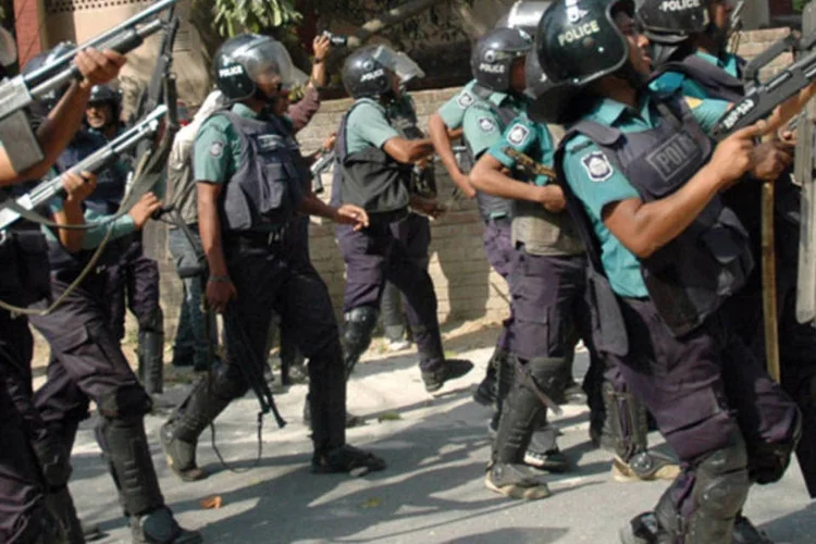 
	Potestos em Bangladesh: outros 350 soldados, dos 823 julgados, foram condenados a penas de at&eacute; 14 anos de pris&atilde;o
 (REUTERS/Stringer)