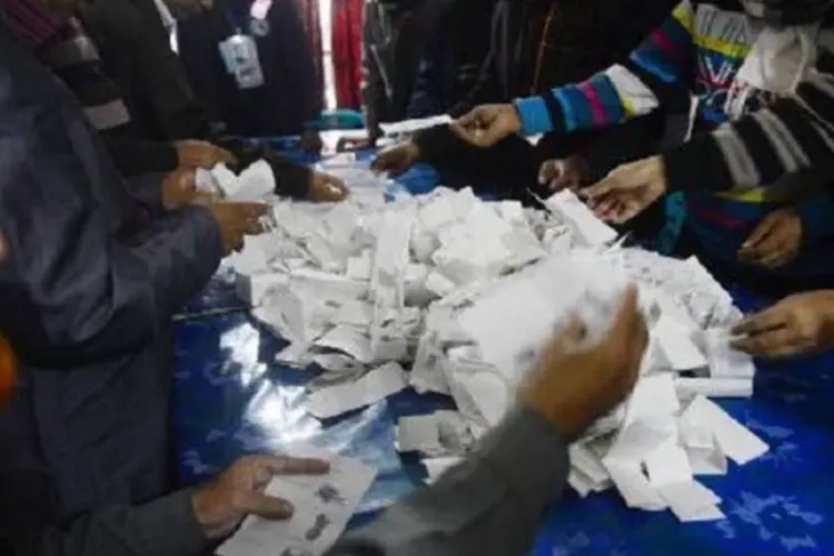 Cédulas de voto em colégio eleitoral em Dacca: conflitos por conta de eleições boicotadas continuam (Munir Uz Zaman/AFP)