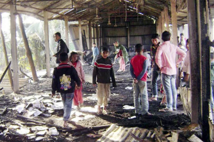 Escola que deveria servir de centro de votação foi incendiada neste sábado, em Bangladesh. (REUTERS/Stringer)