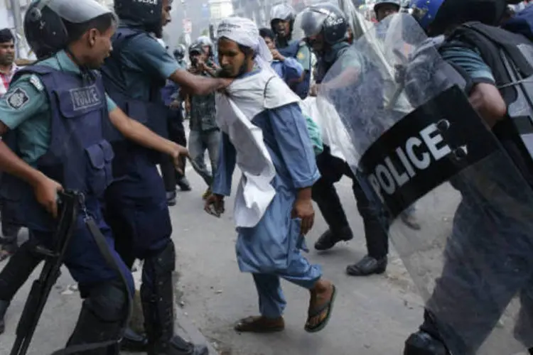 Os manifestantes exigiam a aprovação de reformas que, segundo críticos, levarão à "talibanização" de Bangladesh, um país de maioria muçulmana, mas com governo laico (REUTERS/Andrew Biraj)
