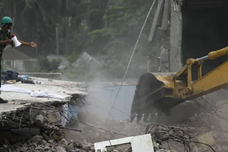 Trabalhadores de resgate buscam por sobreviventes do desabamento do prédio em Bangladesh (REUTERS/Andrew Biraj)