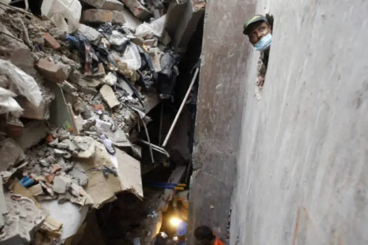 Equipes de resgate tentam localizar vítimas nos escombros do complexo têxtil que desabou em Bangladesh matando centenas de pessoas (REUTERS/Andrew Biraj/)
