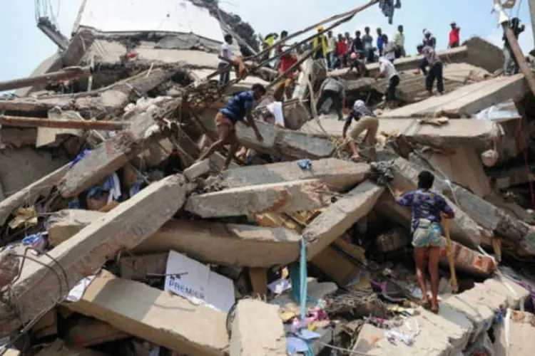 Equipes de emergência trabalham nos escombros do edifício de Savar, em Bangladesh: desabamento matou pelo menos 272 pessoas e feriu outras centenas (AFP / Munir Uz Zaman)