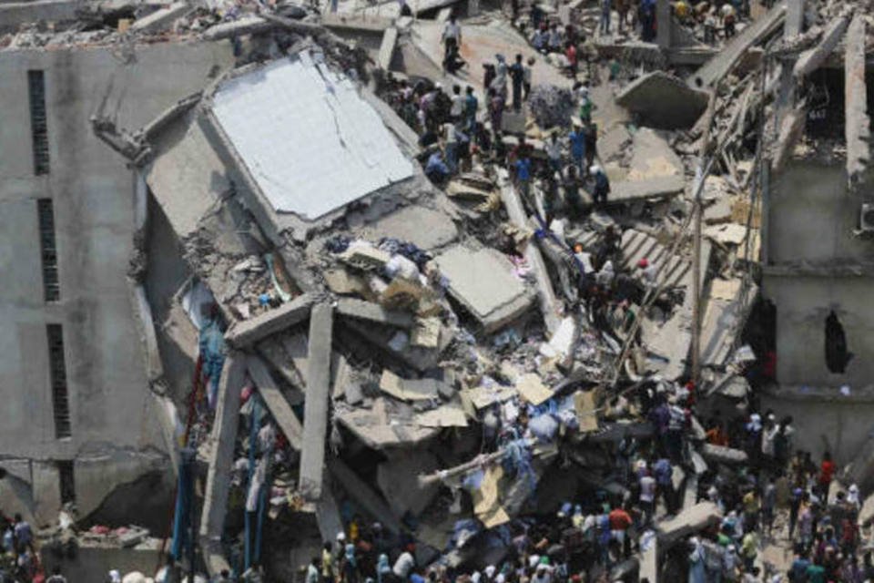 Desabamento de edifício mata 76 em Bangladesh