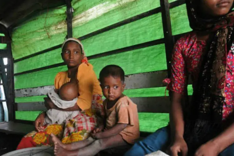Uma família em abrigo na região de Sittwe, em Bangladesh (AFP / Soe Than Win)