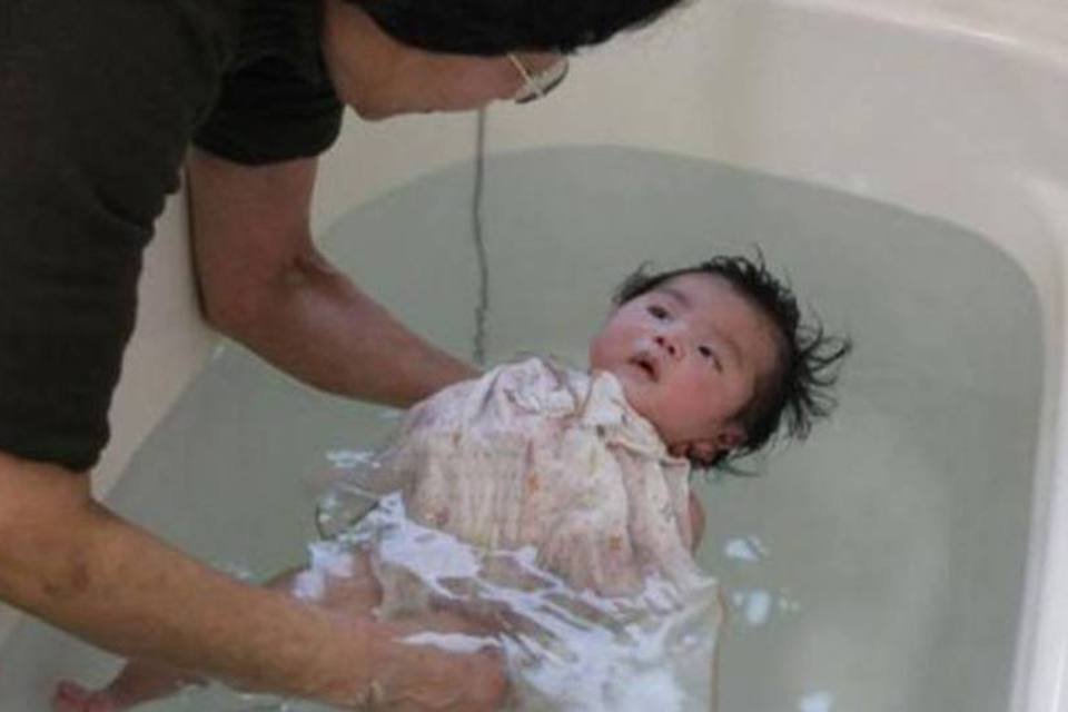 Concentração de iodo na água é de 210 becquerels por quilo; para bebês, limite é de 100 (Go Takayama/AFP)