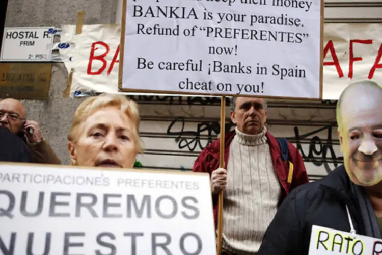 Manifestantes protestam em frente da Alta Corte da Espanha enquanto esperam a chegada de Rodrigo Rato, ex-CEO do banco espanhol resgatado Bankia (REUTERS/Paul Hanna)