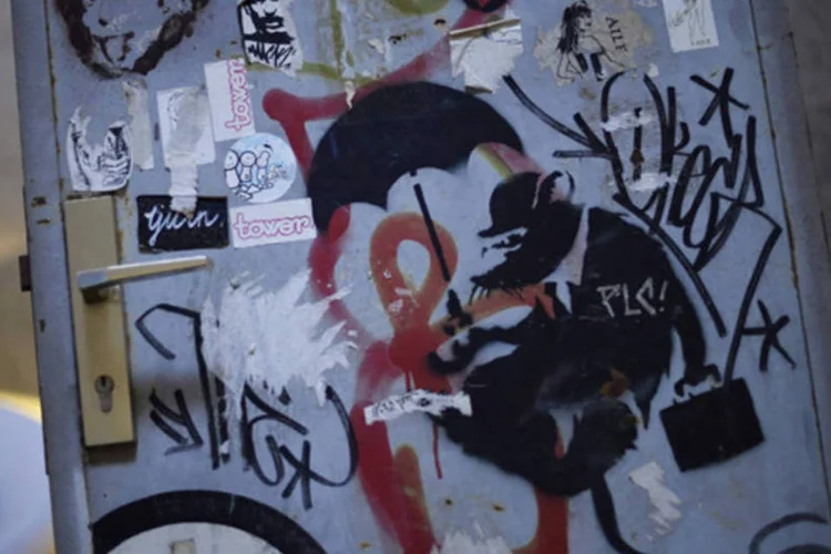 Detalhe de obra do Banksy: comprador que adquire um quarto das ações de uma obra pode levá-la para casa por três meses, um quarto de um ano (Dylan Martinez/Reuters)