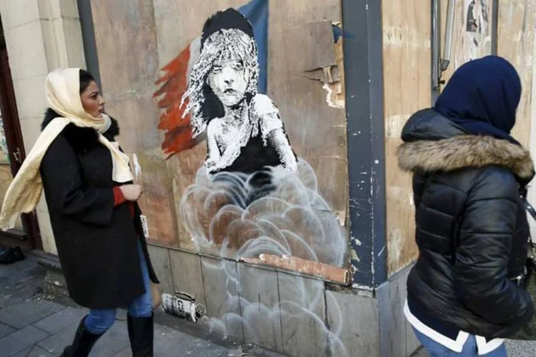 
	Cr&iacute;tica: o novo mural de Bansky numa parede em frente &agrave; embaixada francesa em Londres.
 (REUTERS)