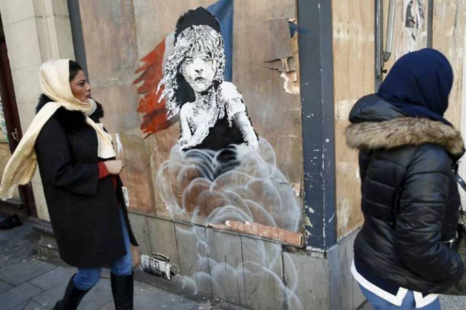 Banksy condena uso de gás lacrimogêneo contra refugiados