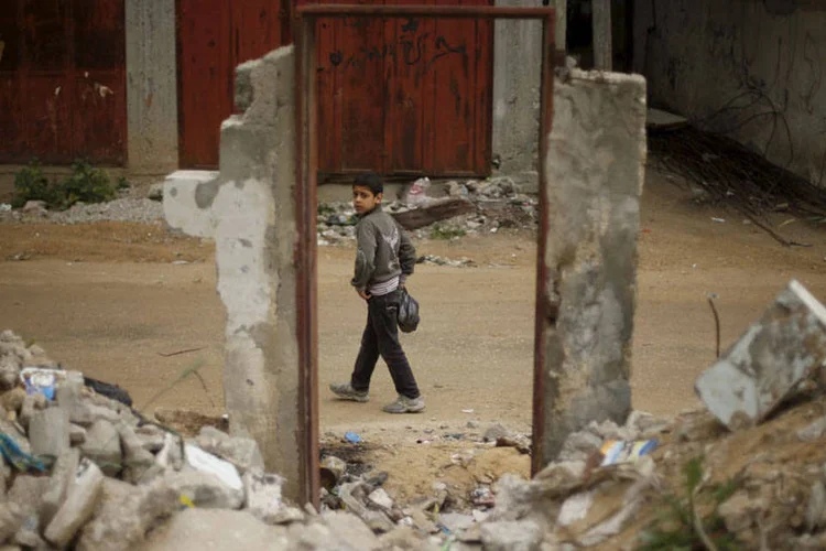 Resto da porta pintada por Banksy que foi vendida no norte de Gaza (REUTERS/Mohammed Salem)