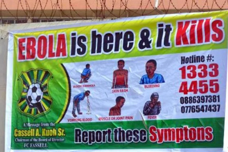 Um banner informativo instalado próximo ao centro médico John F Kennedy, em Monróvia, explica os sintomas do Ebola (Zoom Dosso/AFP)