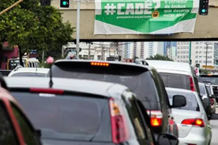 Banner de 10 metros de comprimento em passarela da Radial Leste, São Paulo (©Greenpeace/Otavio Almeida)