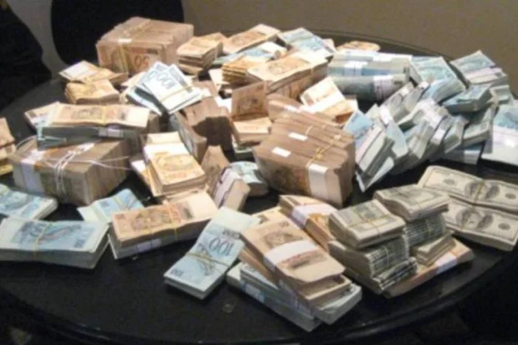 Dinheiro apreendido pela PF; valor fraudado pode chegar a 10 milhões de reais (.)