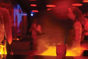 Imagem referente à matéria: Sextou sem destilados: intoxicação por metanol faz 'baladas' de SP suspenderem vendas de drinks