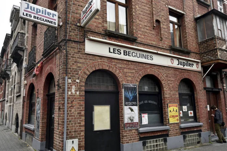 
	Terroristas de Paris: &quot;N&atilde;o eram praticantes, nem devotos. N&atilde;o tinham barba grande, usavam jeans e t&ecirc;nis e bebiam Jupiler como todo mundo&quot;
 (Eric Vidal / Reuters)