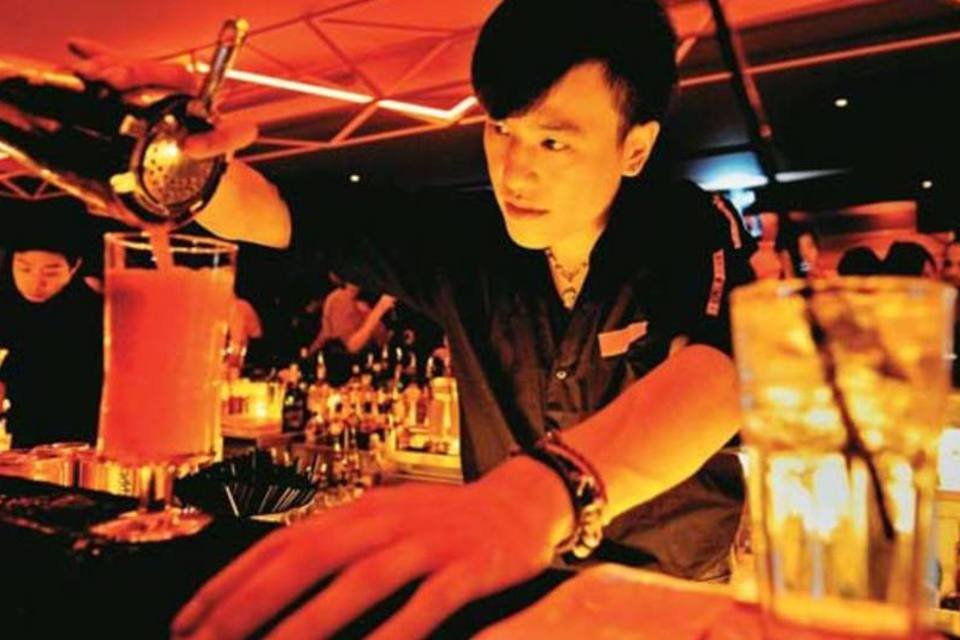 Bar em Xangai: para a Pernod Ricard, a Ásia já representa 40% das vendas (Philippe Lopez/AFP)