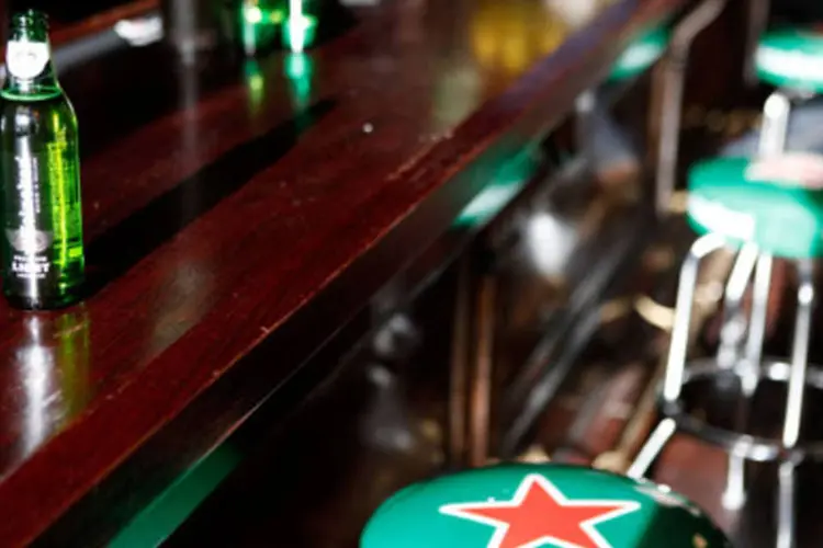 Bar patrocinado pela Heineken em Nova York: empresa vai continuar cautelosa quanto ao consumo na Europa e nos EUA (Getty Images)