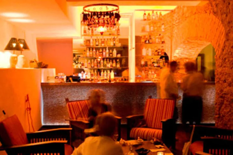 
	Pessoas em bar: proposta pro&iacute;be o sistema de comandas para pagamento de entrada e consumo em boates e bares
 (Divulgação)