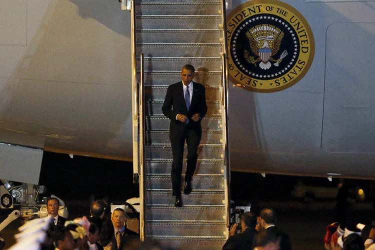 O presidente dos Estados Unidos, Barack Obama, desembarca em Mianmar (Soe Zeya Tun/Reuters)