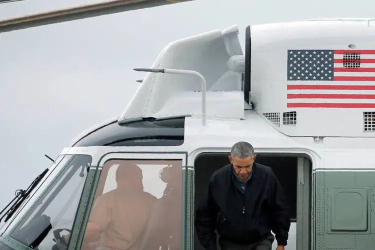 
	Obama desembando ontem em Han&oacute;i: em almo&ccedil;o de Estado suntuoso, o presidente vietnamita brindou a primeira visita de Obama
 (REUTERS/Carlos Barria)