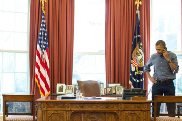 Presidente norte-americano Barack Obama fala no telefone no Salão Oval com o presidente russo Vladimir Putin sobre a situação na Ucrânia (Official White House Photo/Pete Souza/Divulgação)