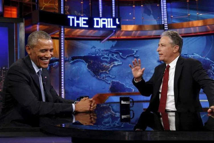 Jon Stewart entrevistando o presidente dos EUA, Barack Obama, em Nova York
 (REUTERS/Kevin Lamarque)