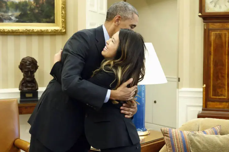 
	Obama e Nina Pham: ele tem sido voz ativa para que americanos n&atilde;o se entreguem ao medo ou histeria
 (Larry Downing/Reuters)