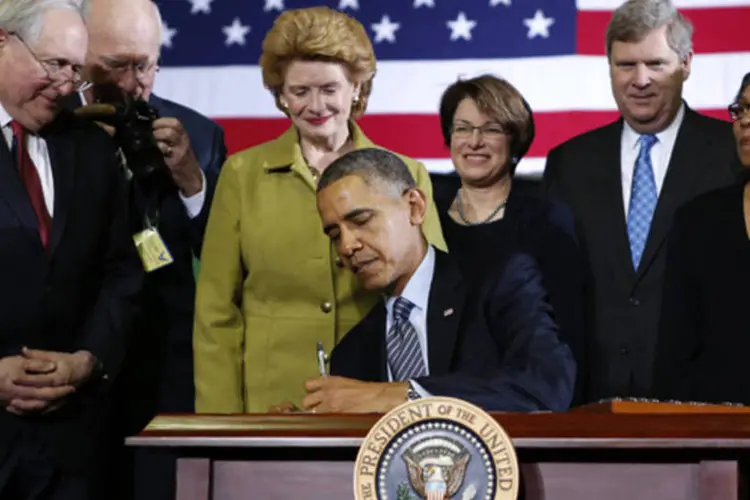Presidente Barack Obama assina a nova lei agrícola dos Estados Unidos (Farm Bill), em Lansing, Michigan (Kevin Lamarque/Reuters)