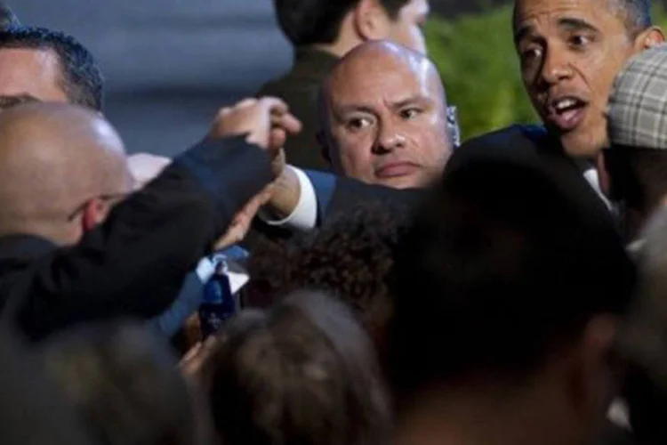 Obama cumprimenta eleitores durante campanha de arrecadação em San Franciso: arrecadação permite aos candidatos passar meses fazendo campanha pelo país (Saul Loeb/AFP)