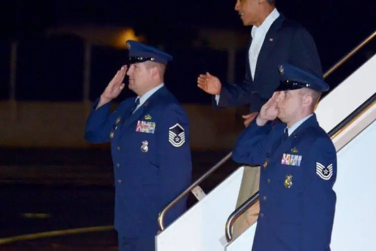 Obama desembarca do Air Force One na base aérea de Hickam, no Havaí: o presidente, no Havaí, onde está de férias, promulgou por meio de "assinatura digital" o texto
 (Mandel Ngan/AFP)