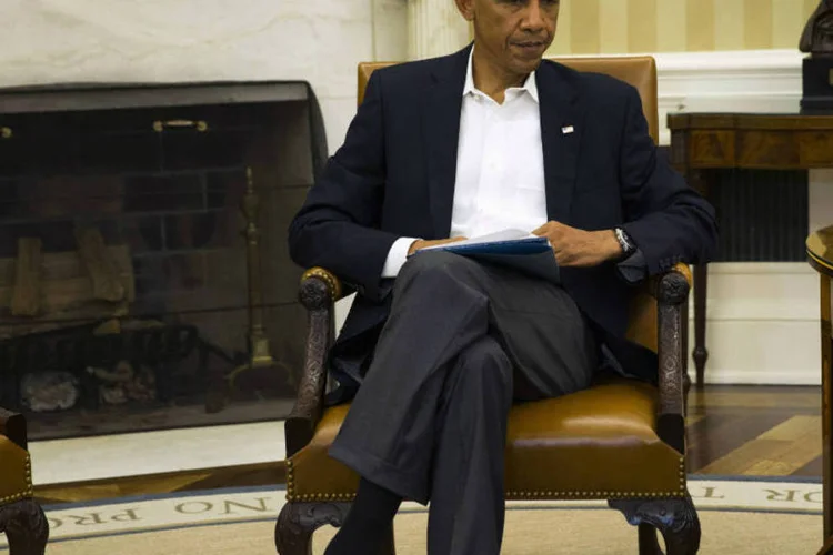
	O presidente americano Barack Obama, na Casa Branca, ouve o diretor Tom Frieden por telefone sobre a resposta ao v&iacute;rus ebola em Dallas
 (Kevin Lamarque/Reuters)