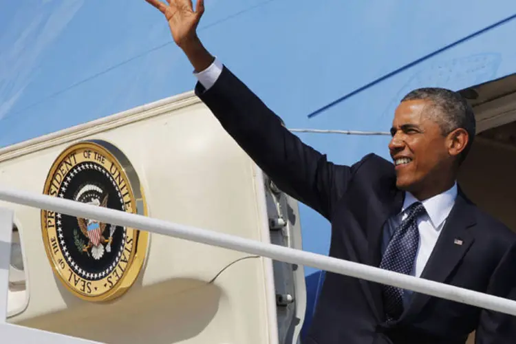 
	Barack Obama, acena antes de embarcar em viagem para a Est&ocirc;nia
 (Larry Downing/Reuters)