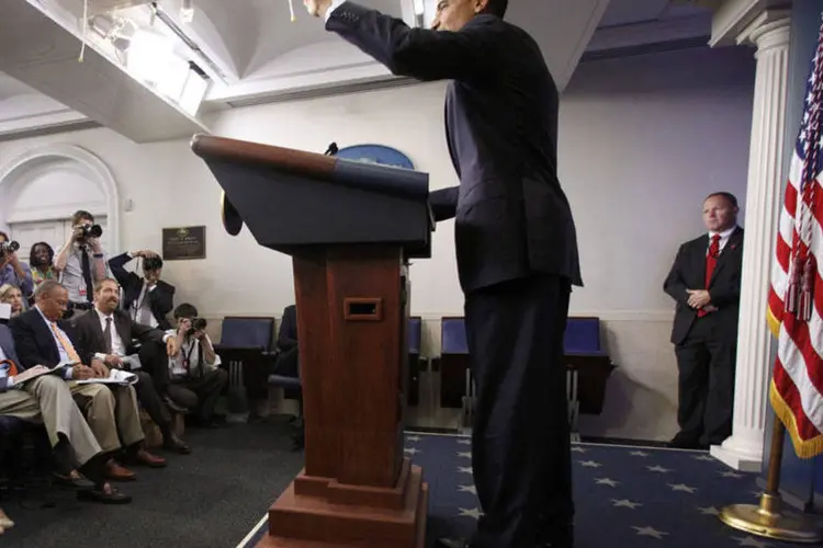 Barack Obama acena após uma coletiva de imprensa na Casa Branca, em Washington (Larry Downing/Reuters)