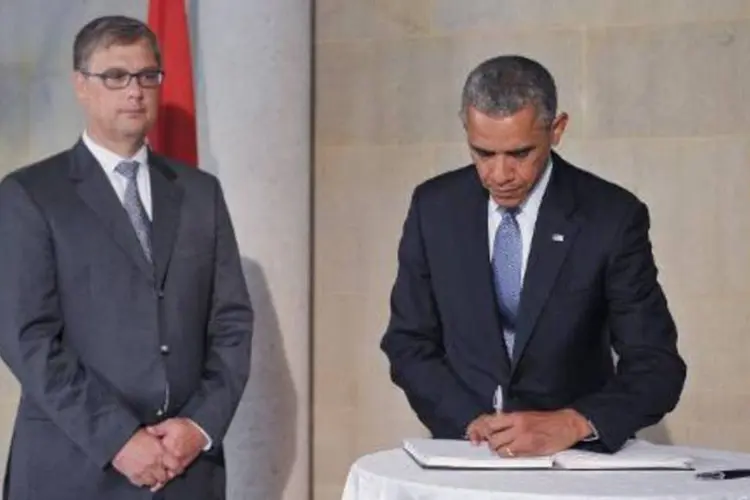 Obama assina o livro de condolências na embaixada holandesa em Washington (Mandel Ngan/AFP)
