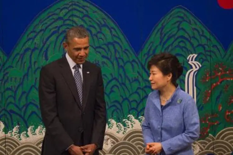 Barack Obama ao lado da presidente sul-coreana Geun-hye Park: "as ameaças não darão nada a Coreia do Norte" (Jim Watson/AFP)
