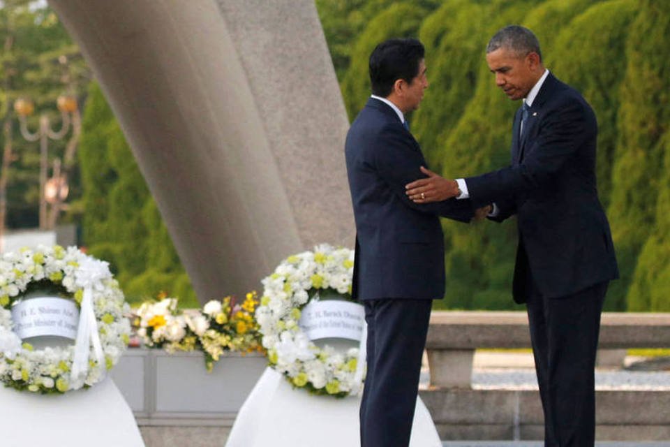 Obama deposita coroa de flores em cenotáfio de Hiroshima