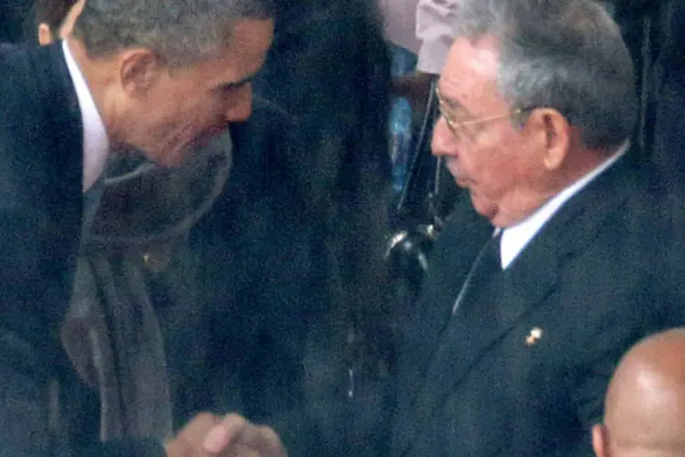 
	Barack Obama cumprimenta Ra&uacute;l Castro: em n&iacute;vel nacional, 56% dos questionados se mostrou a favor da mudan&ccedil;a na pol&iacute;tica dos EUA para Cuba
 (Chip Somodevilla/Getty Images)
