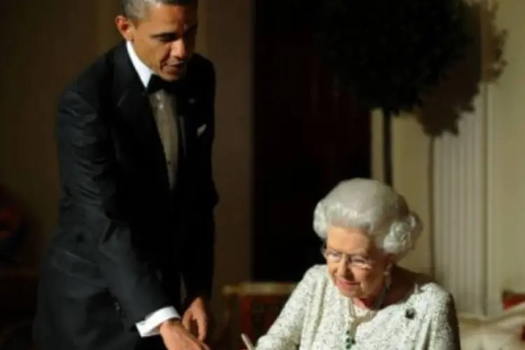 A rainha assina o livro de registros após o jantar de gala
 (AFP / Jewel Samad)
