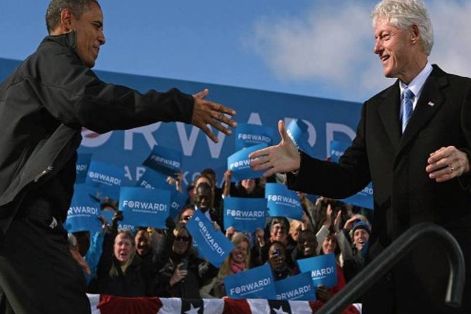 Tentando reeleger Obama, Bill Clinton perde a voz