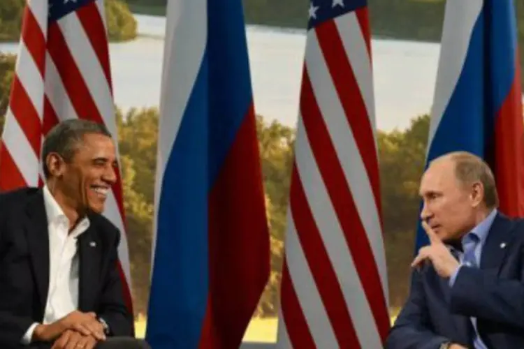 
	O presidente dos Estados Unidos, Barack Obama (E), e o presidente da R&uacute;ssia, Vladimir Putin, durante encontro no G8
 (AFP)