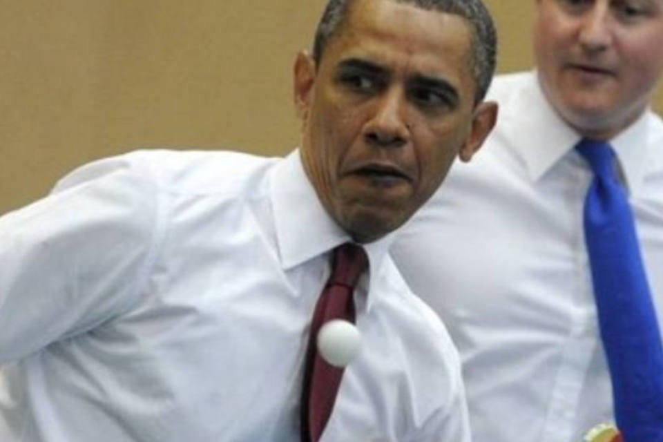 Obama quebra protocolo e joga partida de pingue-pongue com estudantes