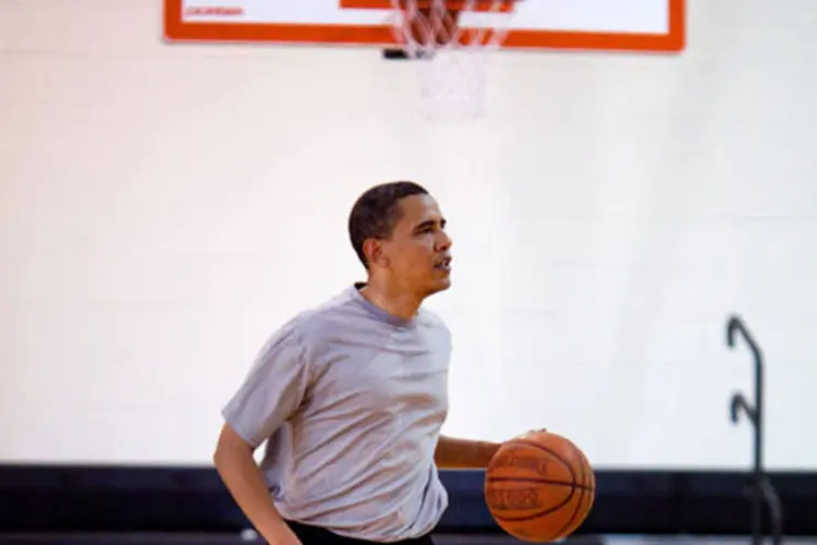
	Barack Obama jogando basquete: presidente&nbsp;costuma relaxar nas quadras no dia da vota&ccedil;&atilde;o quando seu nome est&aacute; nas c&eacute;dulas
 (Getty Images)